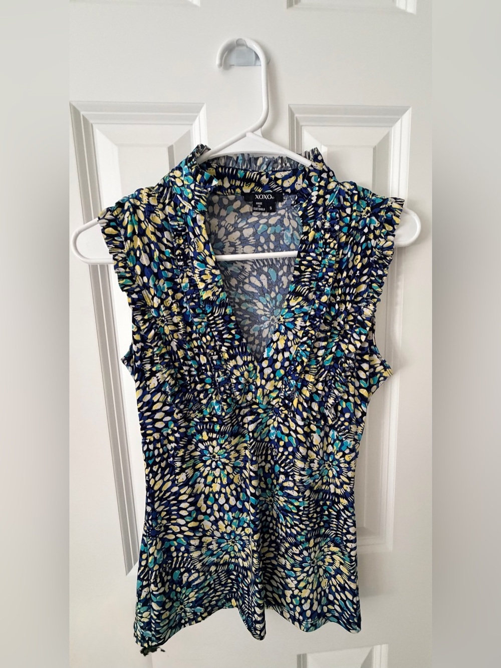XOXO Women's Blue and Yellow Geometric Floral Sleeveless V-Neck Top